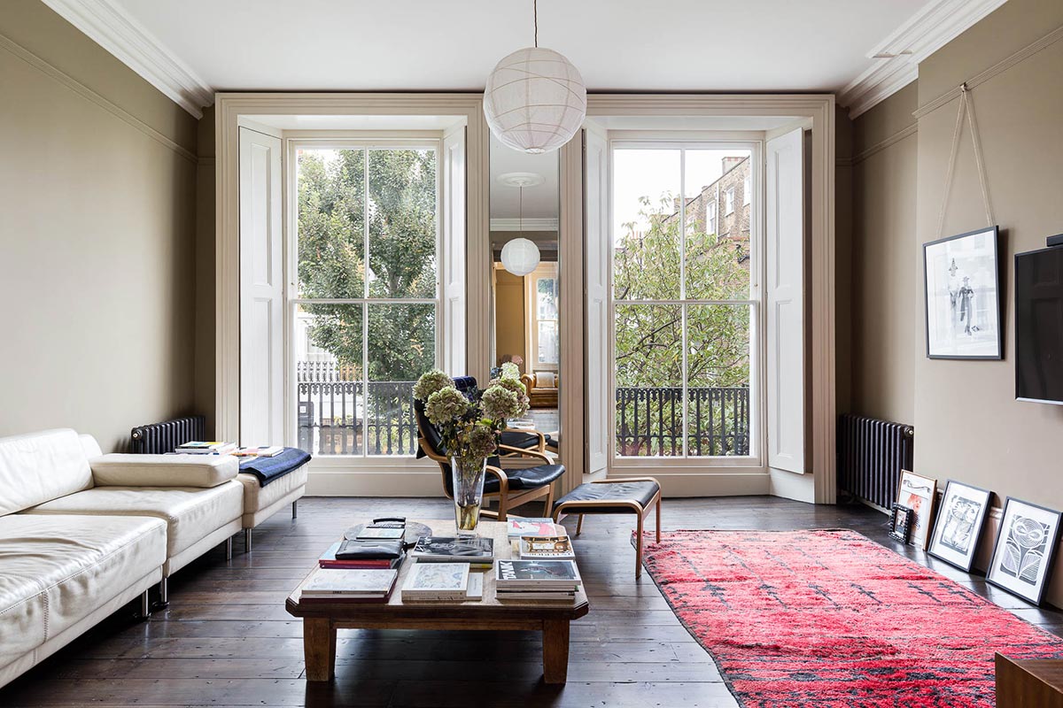 Không gian tràn đầy ánh sáng tự nhiên trong phòng khách từ những ô cửa sổ mang lại. ( Ảnh : Vera Interior )