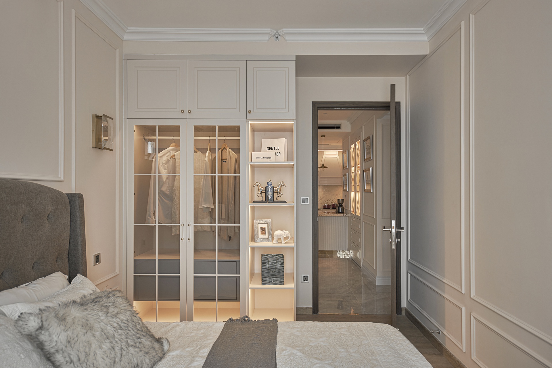 Không gian phòng ngủ nhẹ nhàng và ấm áp với thiết kế nội thất gỗ tinh tế