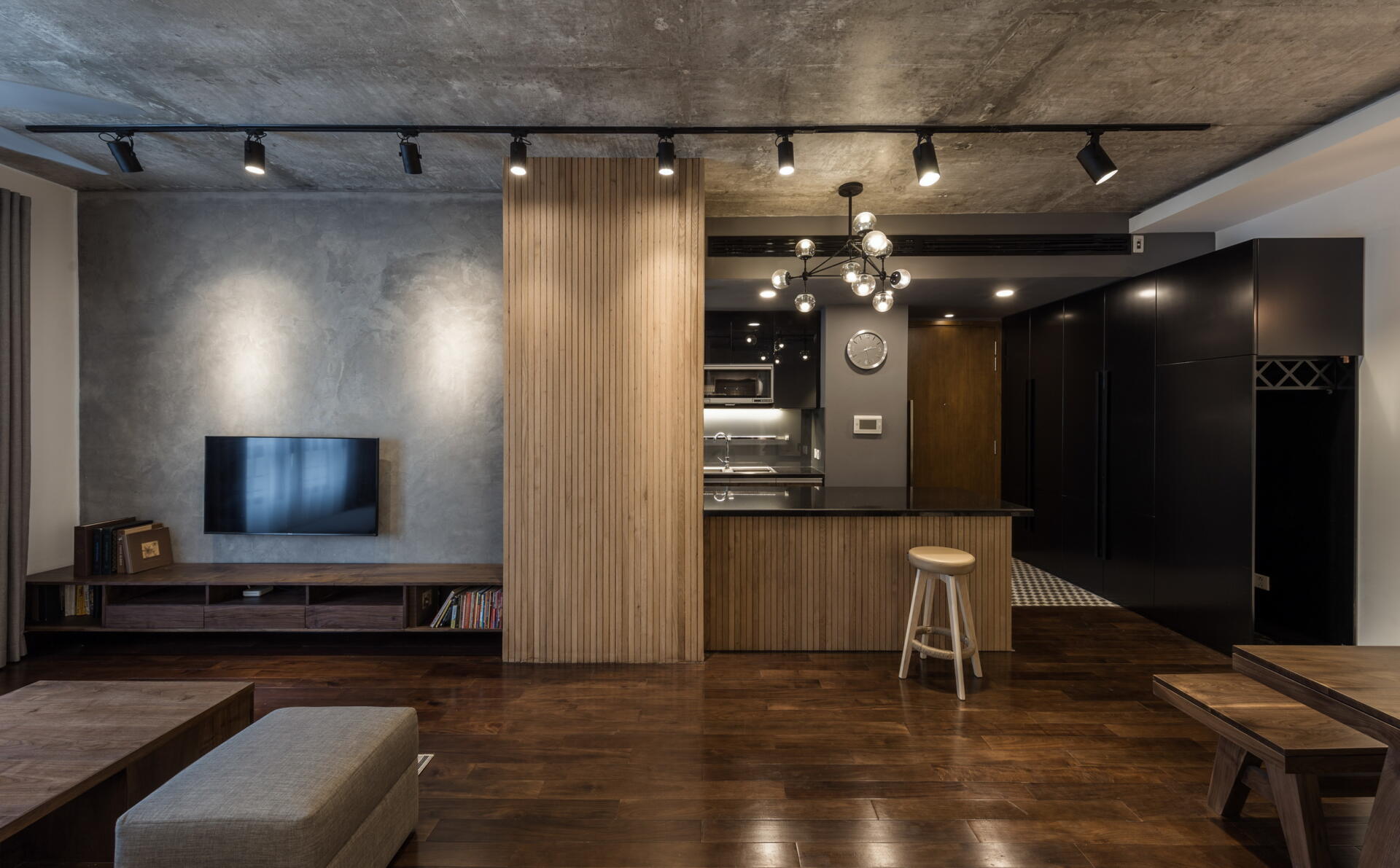 Các chất liệu thi công thường mang đậm chất công nghiệp, tạo nên bề mặt thô mạnh mẽ