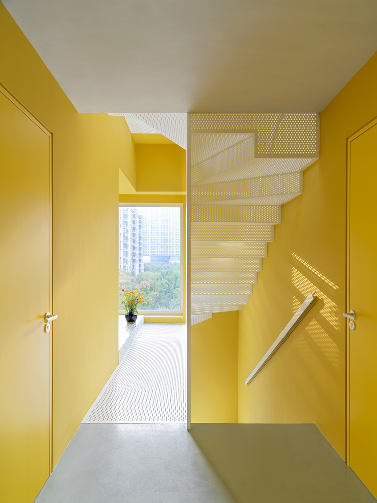 Sự kết hợp hài hòa giữa màu vàng chủ đạo và ánh sáng tự nhiên làm nổi bật không gian