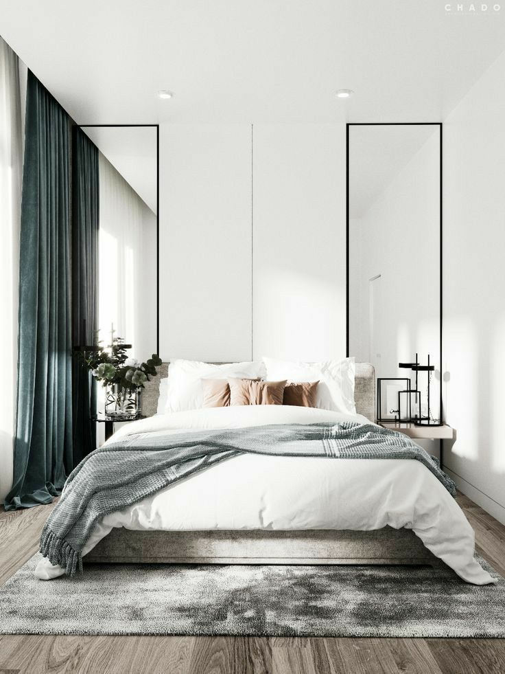 Một chiếc gương cao đặt sát cửa sổ sẽ phản chiếu ánh sáng tự nhiên vào phòng, tạo cảm giác rộng rãi hơn